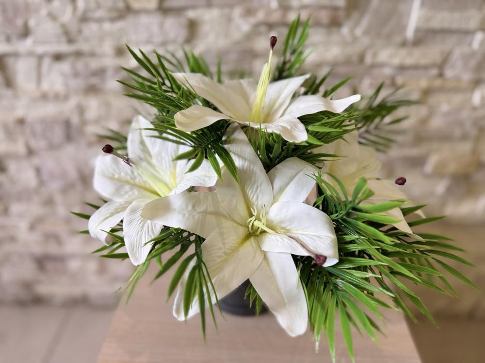 Букет белой лилии с зеленью в горшке Пластмакс (R0904) Букет белой лилии с зеленью в горшке Пластмакс (R0904)