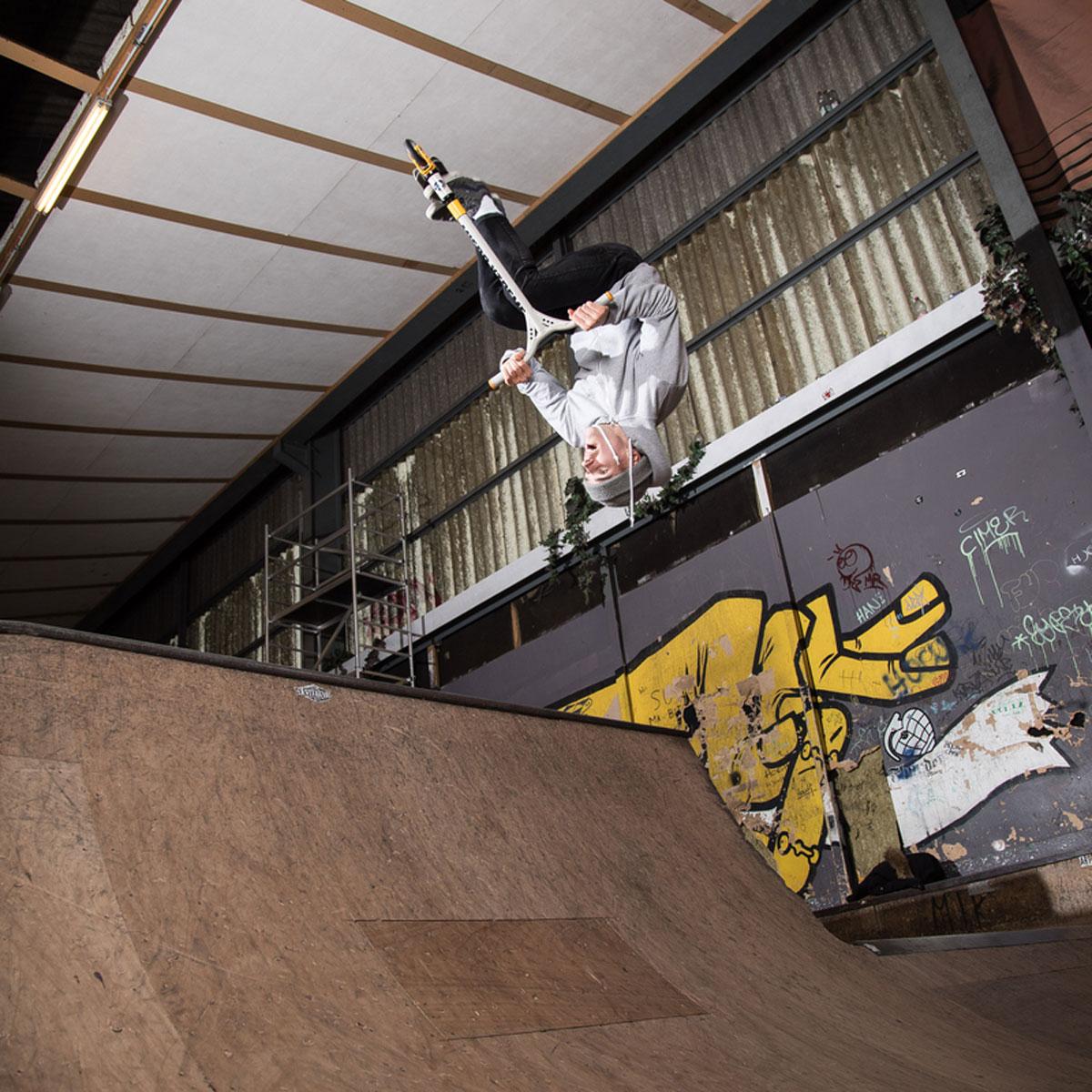 Самокат Micro MX Trixx Сіро-жовтий (22586411) - фото 5