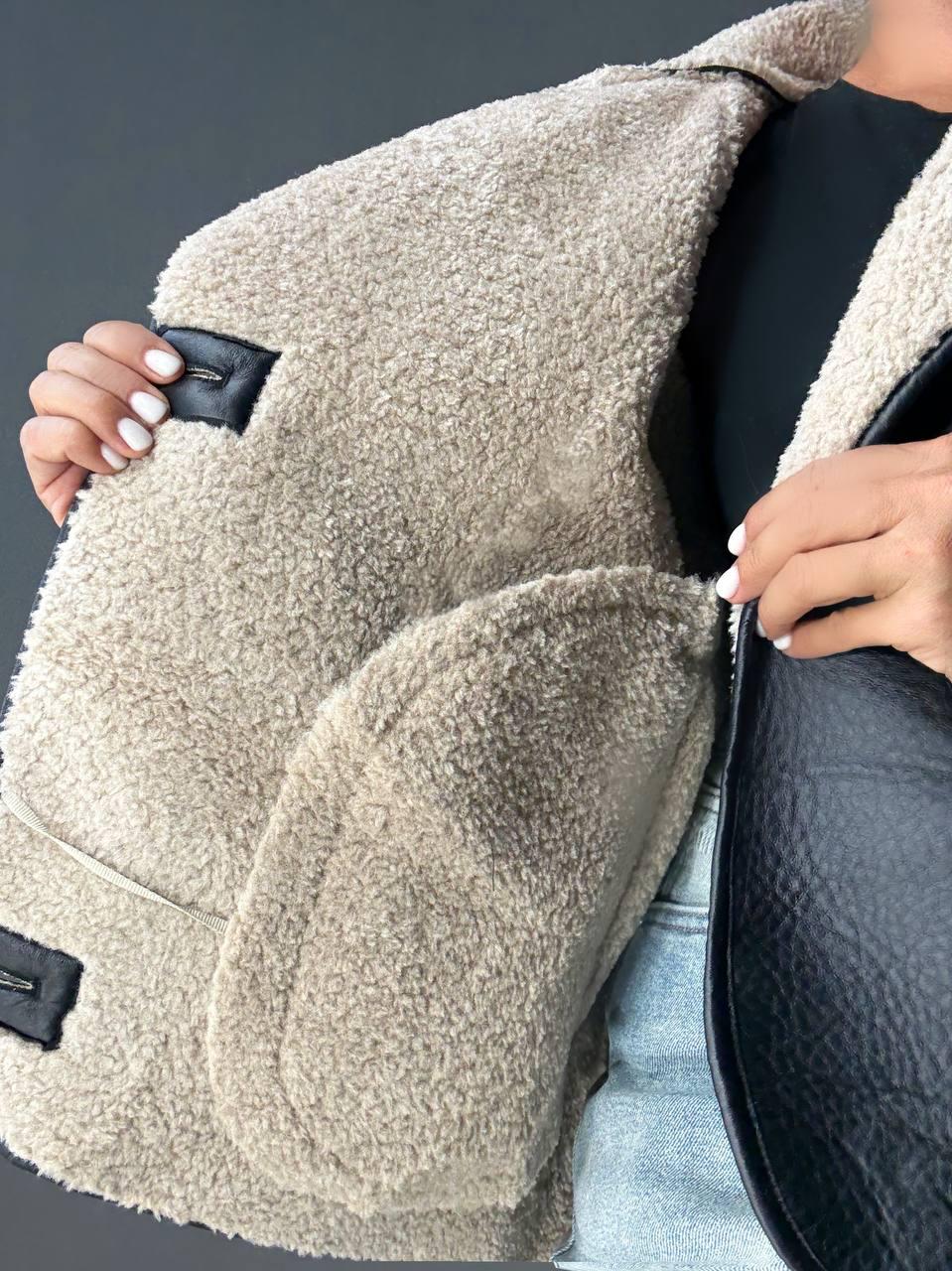 Дубленка женская Aftf Basic 242 с бежевым мехом на пуговицах S Черный (5019) - фото 6 Дубленка женская Aftf Basic 242 с бежевым мехом на пуговицах S Черный (5019) - фото 6