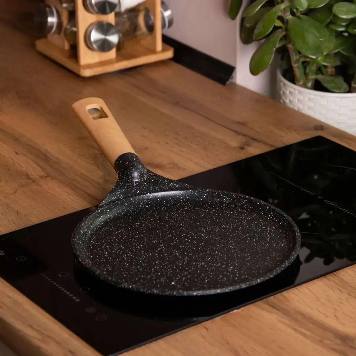 Сковорода алюмінієва для млинців MGC з мармуровим антипригарним покриттям товстим дном Ø 24 см Black - фото 2 Сковорода алюмінієва для млинців MGC з мармуровим антипригарним покриттям товстим дном Ø 24 см Black - фото 2