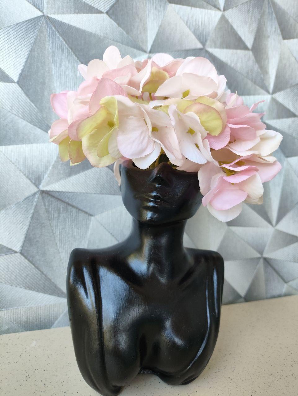 Ваза жіночий бюст зі штучною гортензією 16,5 см Чорний (2765682128) - фото 4