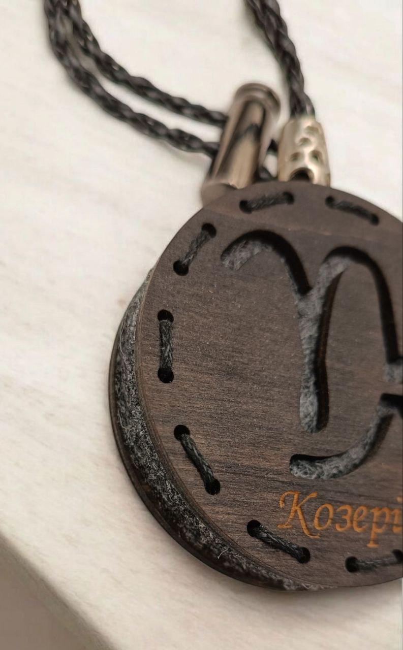 Ароматизатор для авто зі знаком зодіака Козеріг з дерева/войлока та аромапарфюм 10 мл (90) - фото 4 Ароматизатор для авто зі знаком зодіака Козеріг з дерева/войлока та аромапарфюм 10 мл (90) - фото 4
