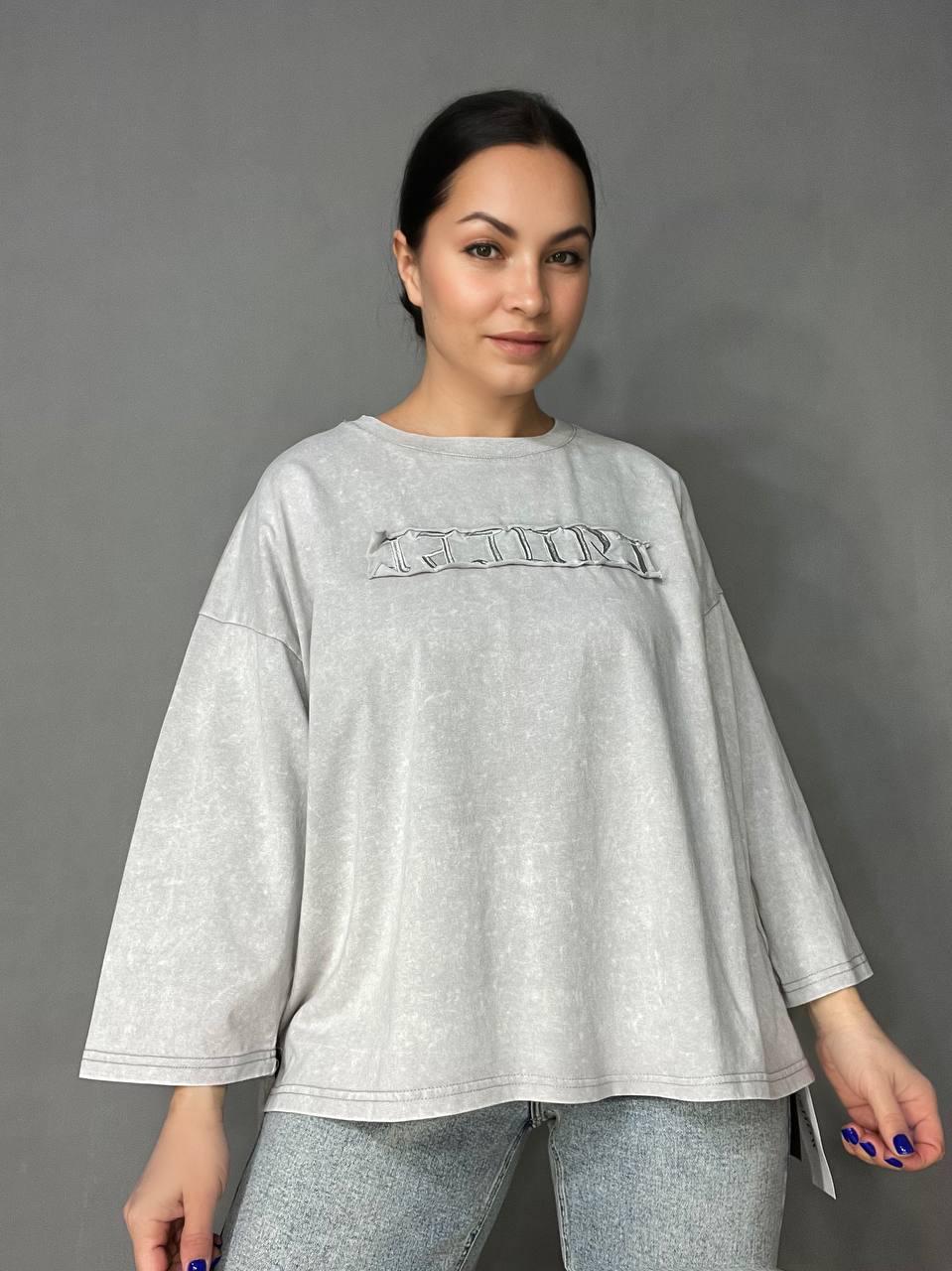 Футболка жіноча A-N 26029 широка варена тай дай довгий рукав 3\4 з вишивкою попереду OS Світло-сірий (4017) - фото 1 Футболка жіноча A-N 26029 широка варена тай дай довгий рукав 3\4 з вишивкою попереду OS Світло-сірий (4017) - фото 1