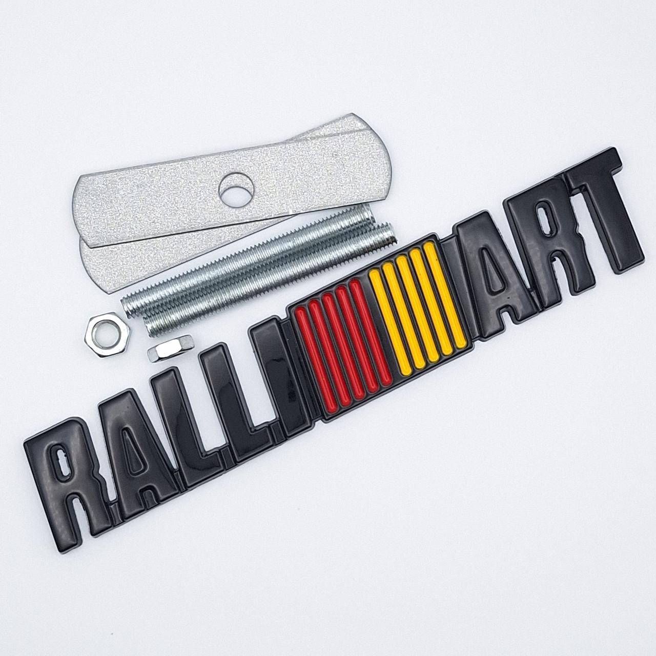 Эмблема RalliArt на решетку радиатора Mitsubishi металл 13х2,8 см Черный глянцевый (2357520278)