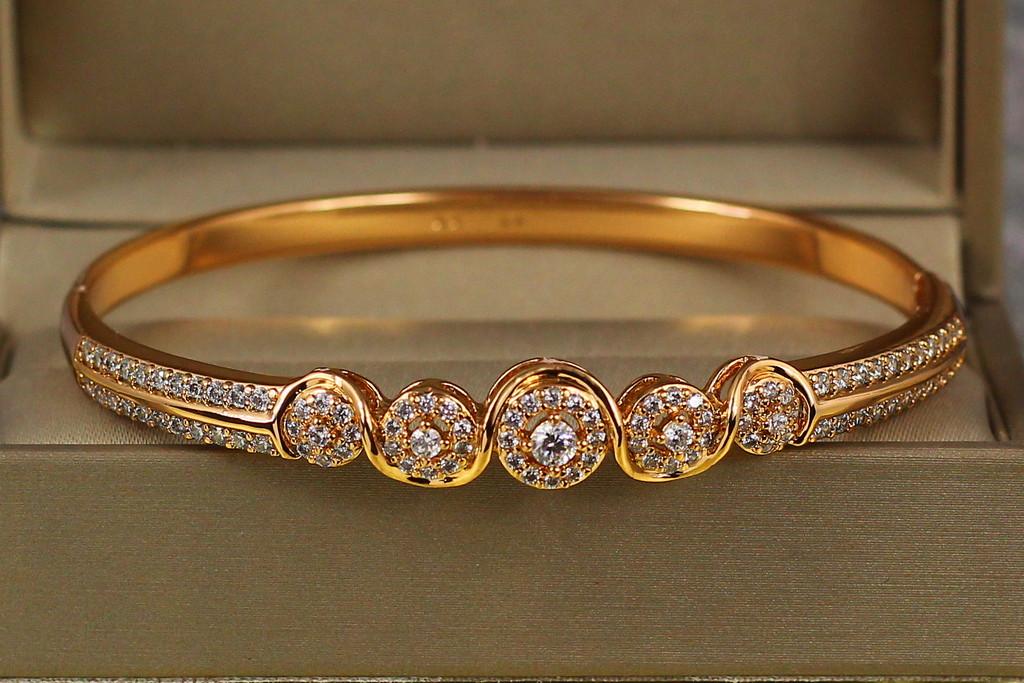 Браслет бэнгл Xuping Jewelry Пять светил 60 мм х 8 мм на руку 17-19 см Золотистый