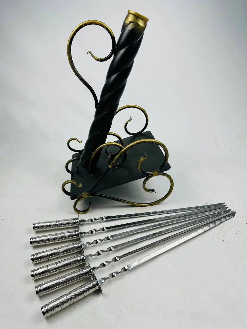 Набір шампурів на металевій підставці з вензелем Гармата з нержавіючої сталі (2-10-NB-5004) - фото 2 Набір шампурів на металевій підставці з вензелем Гармата з нержавіючої сталі (2-10-NB-5004) - фото 2