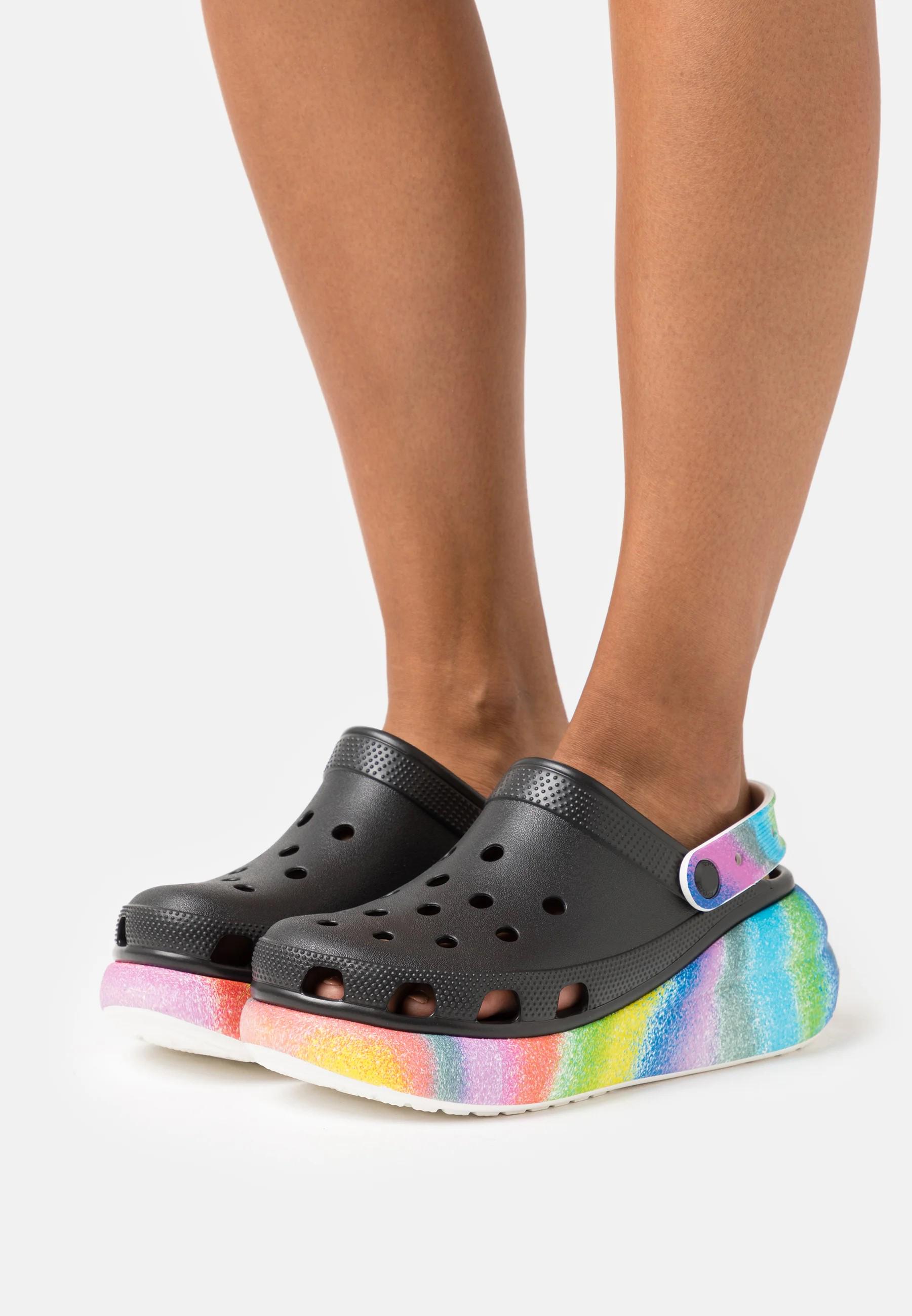 Сабо Crocs Classic Crush Spray Dye р. W7/EUR 37-38 Black/Multicolor (9363167) - фото 13