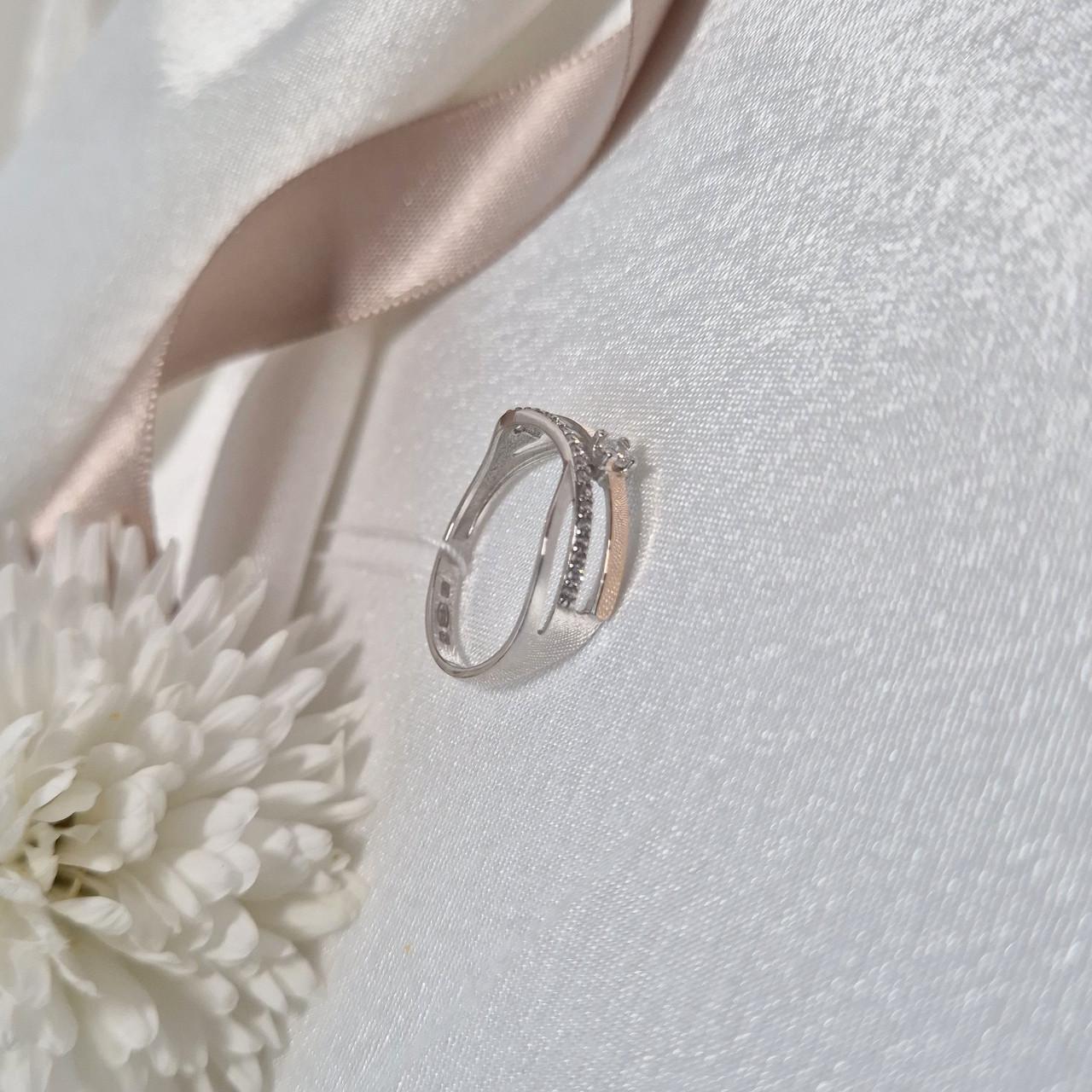 Каблучка із золотою пластиною з білими каменями срібло 925 проби золото 375 1,48 г р. 18,0 (1682к) - фото 8 Каблучка із золотою пластиною з білими каменями срібло 925 проби золото 375 1,48 г р. 18,0 (1682к) - фото 8