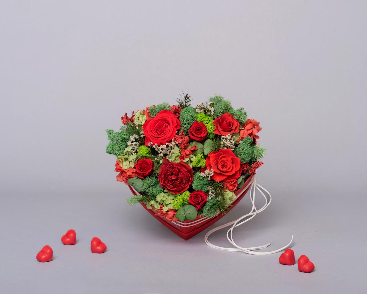 Букет у коробці-серці На вершині почуттів S 20х18х15 см - фото 3