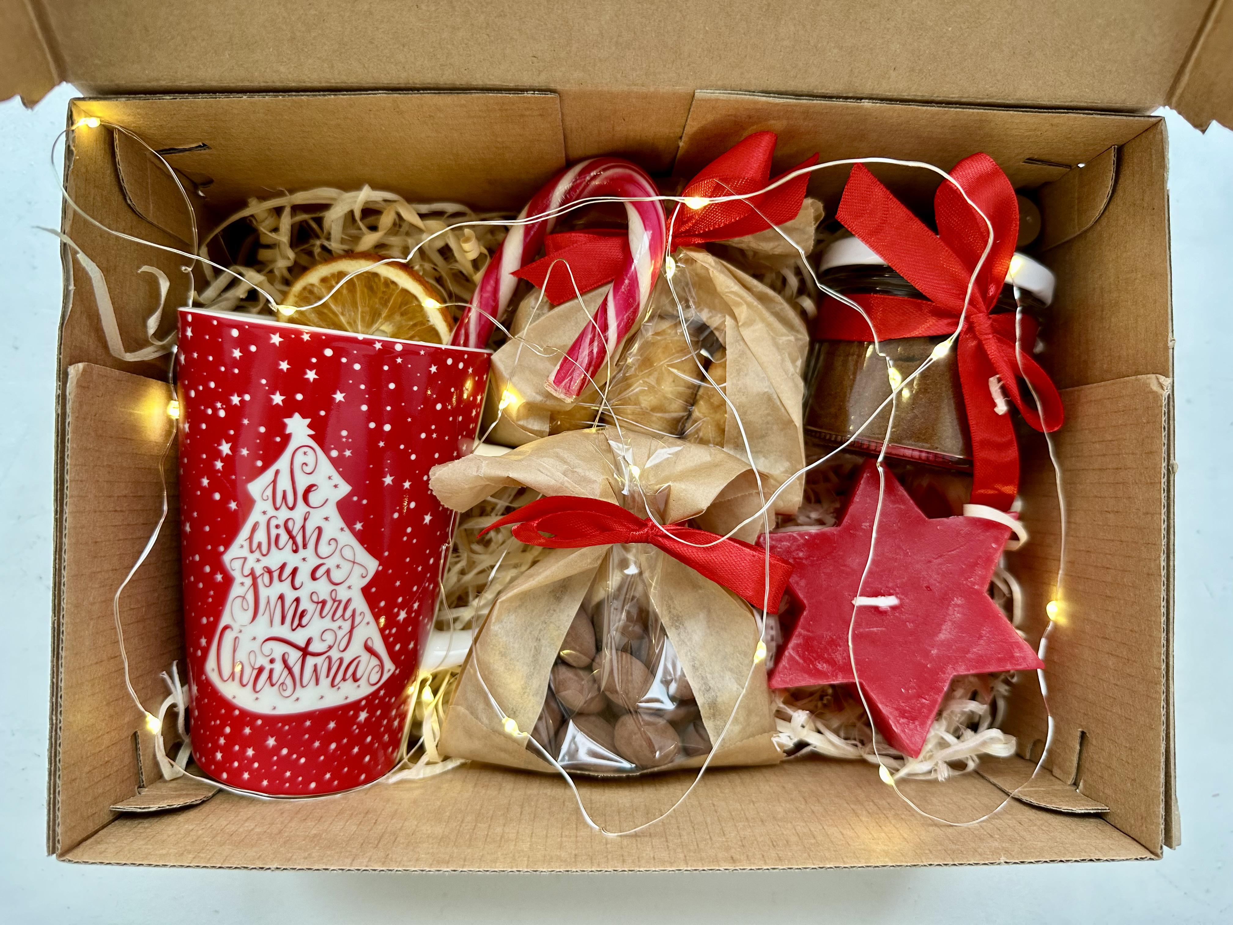 Набір новорічний з ароматною кавою та смаколиками (13530704)