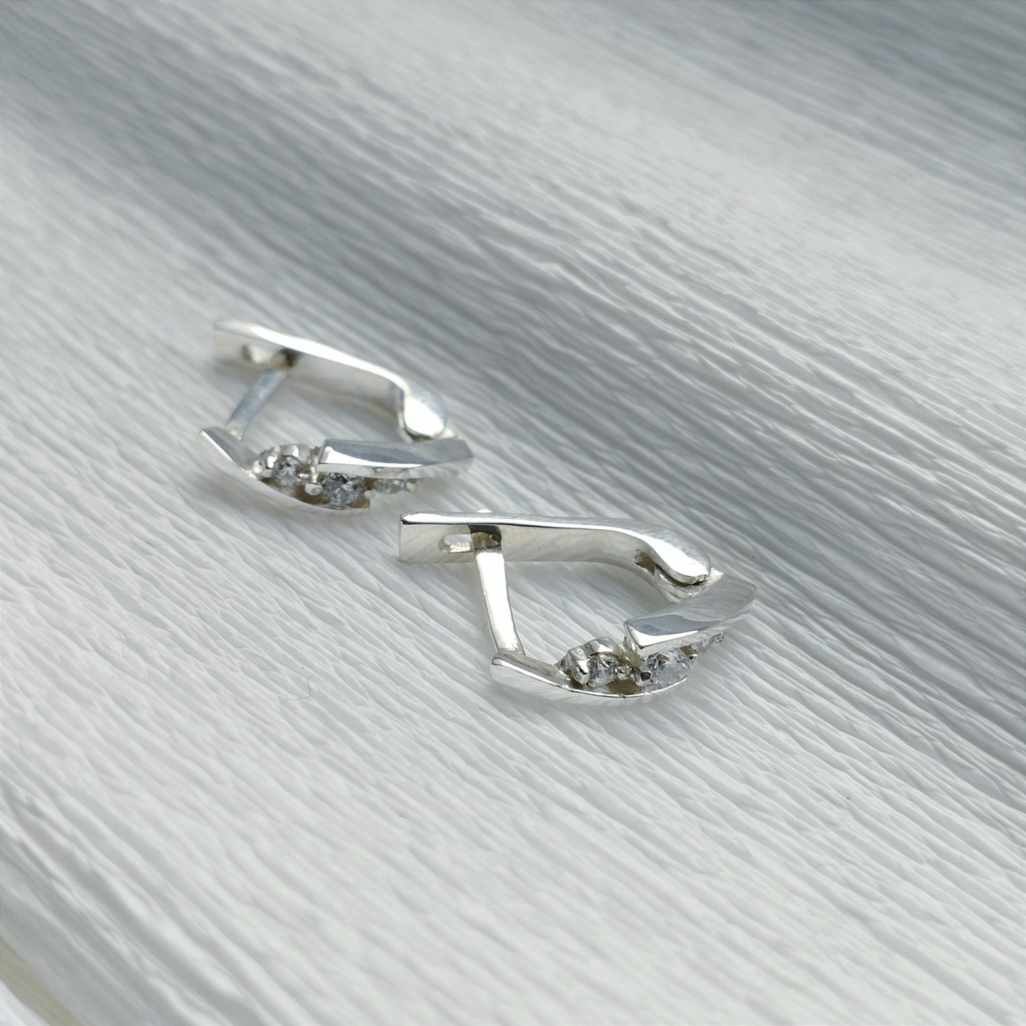 Серебряные серьги Ренессанс с фианитами - фото 2 Серебряные серьги Ренессанс с фианитами - фото 2