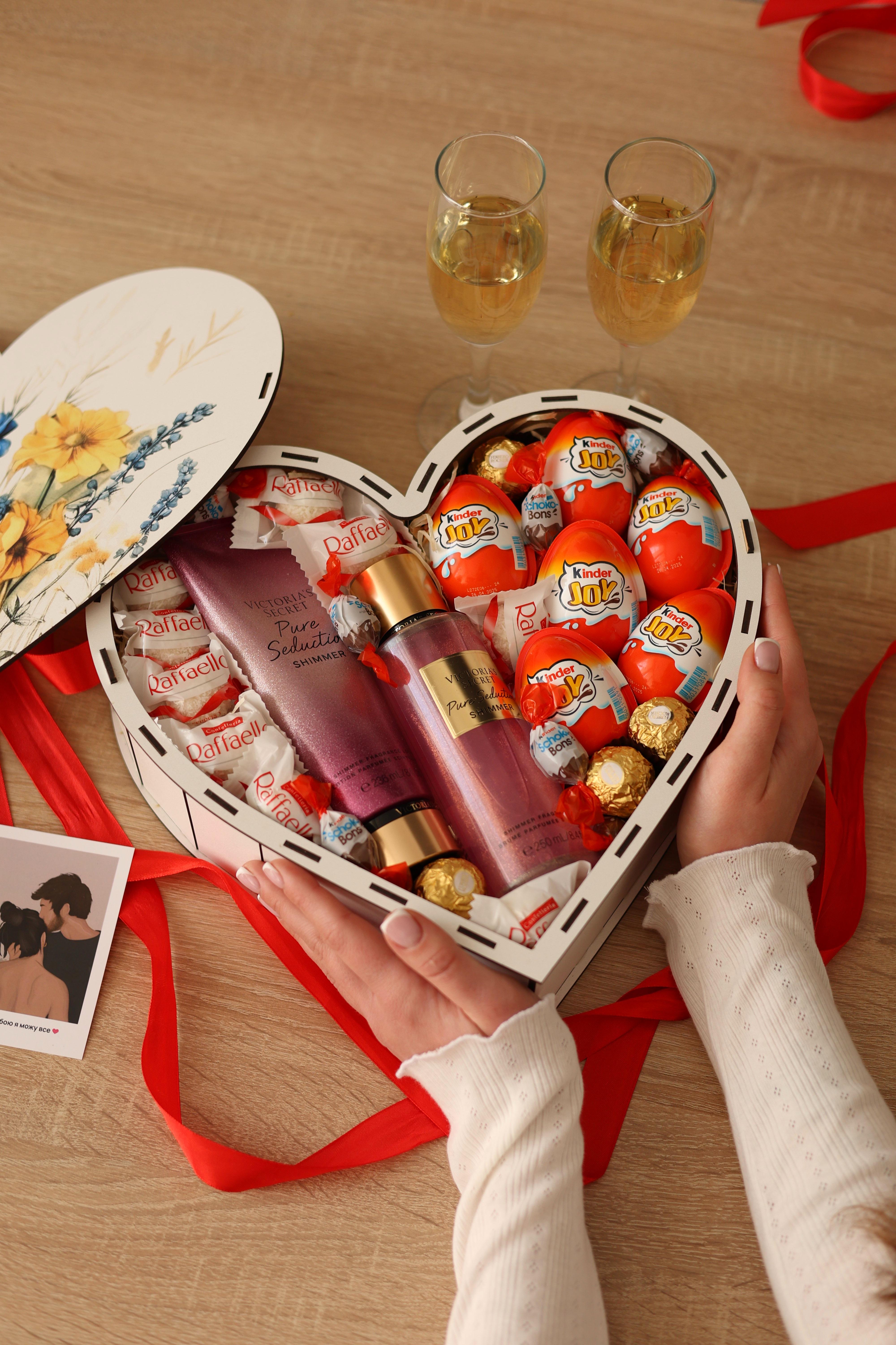 Подарочный бокс Ohmybuket в форме сердца со сладостями Kinder и косметикой Victoria Secret 30 см (OMP-17)