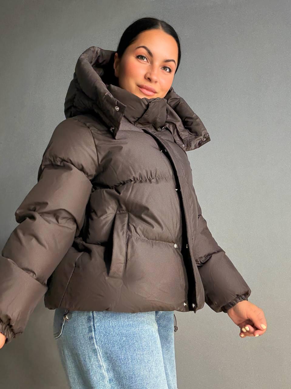 Куртка женская Lady Yep 10005 дутая пуффер с капюшоном р. 42 Коричневый - фото 6 Куртка женская Lady Yep 10005 дутая пуффер с капюшоном р. 42 Коричневый - фото 6