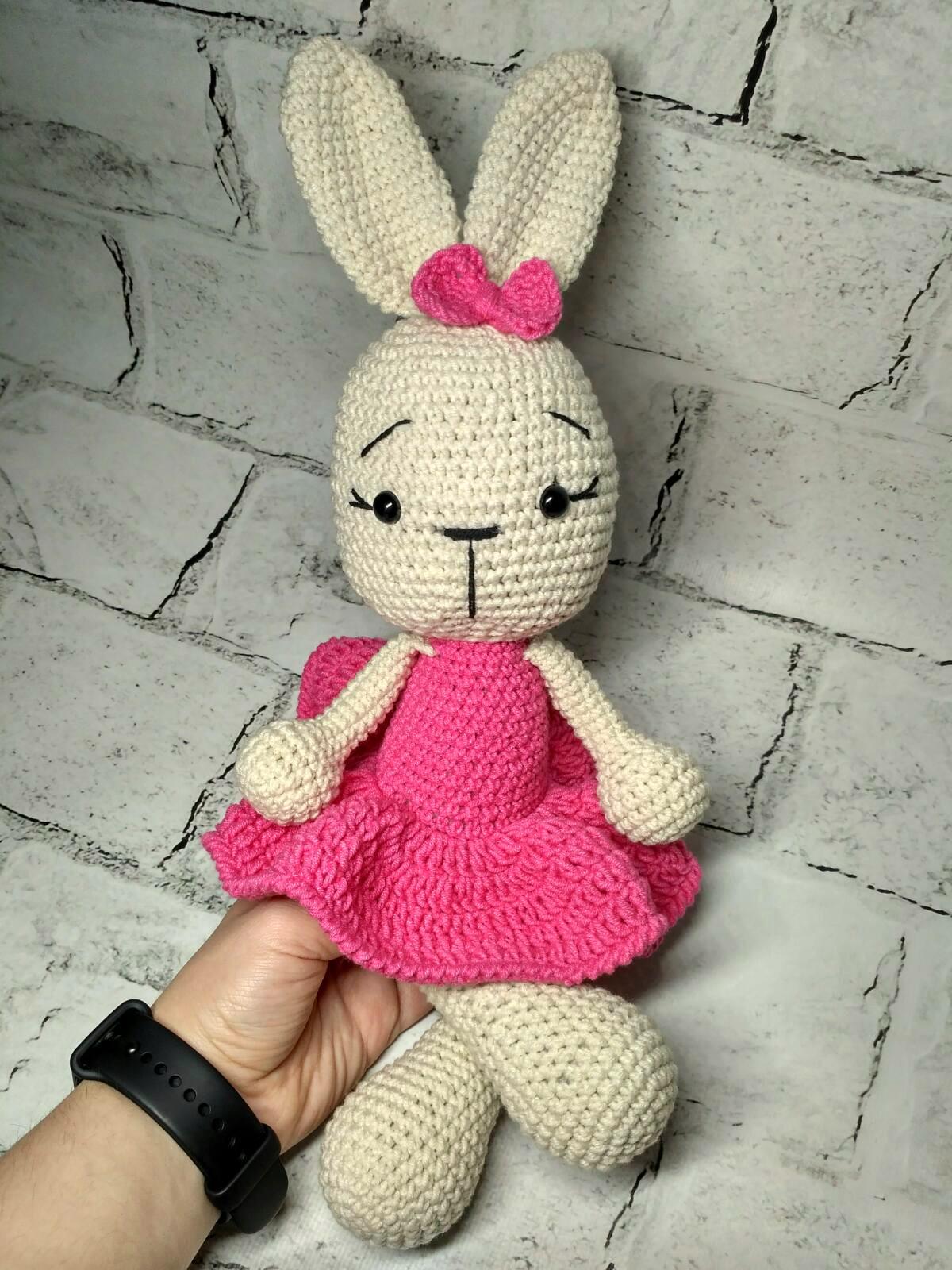 М'яка іграшка в'язана ручної роботи Зайчик Ліліт в сукні 25 см Рожевий (202-9-21) - фото 2