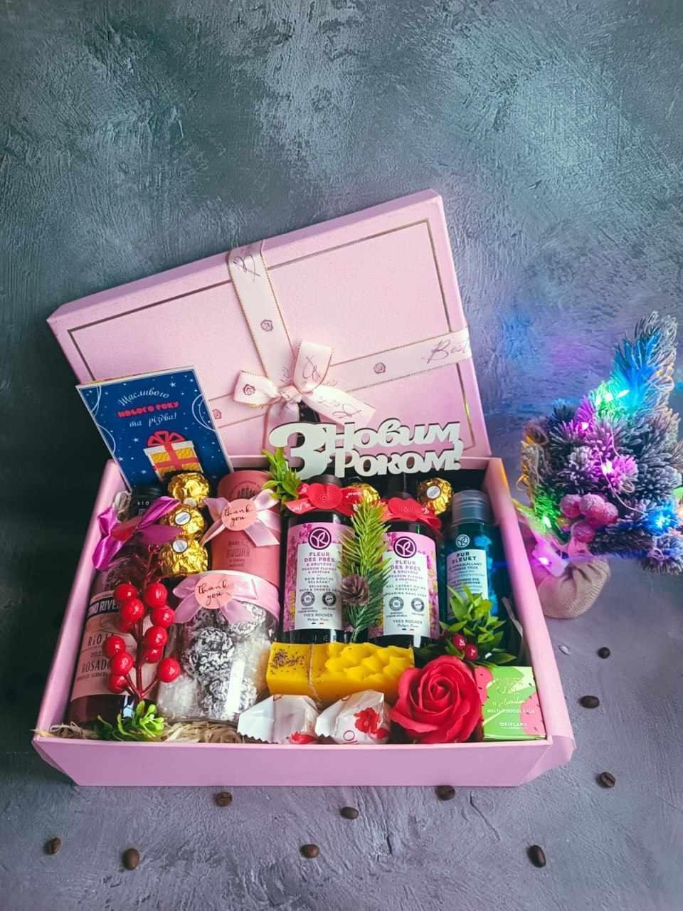 Подарунковий бокс "Зі Святом" для жінки Рожевий (2422734005) - фото 2 Подарунковий бокс "Зі Святом" для жінки Рожевий (2422734005) - фото 2