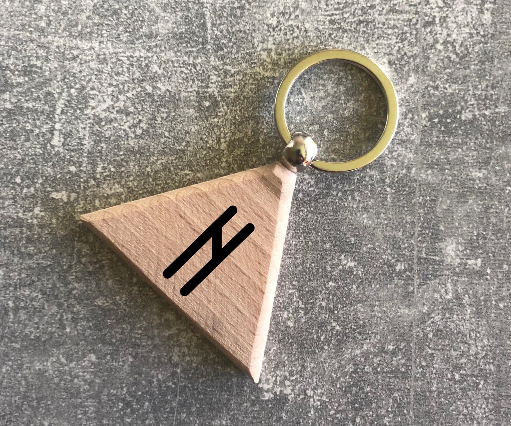 Брелок деревянный треугольный с руной Старшого футарк "Хагалаз" (15010308009)