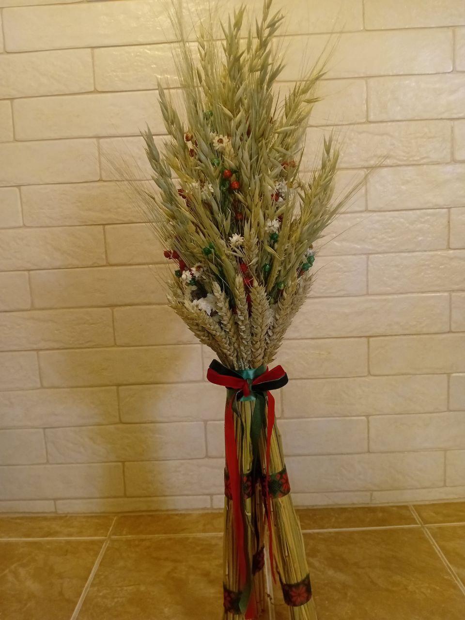 Дидух рождественский из колосья пшеницы/льна и овса на трех ножках 60-65 см с красно-зеленой лентой (2813778603) - фото 4 Дидух рождественский из колосья пшеницы/льна и овса на трех ножках 60-65 см с красно-зеленой лентой (2813778603) - фото 4