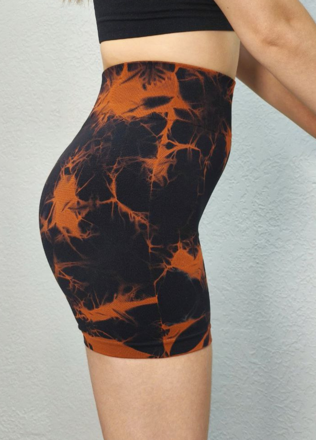 Велосипедки укороченые мраморные с Push Up эффектом для тренировок S Черный с оранжевым (70169/S) - фото 4 Велосипедки укороченые мраморные с Push Up эффектом для тренировок S Черный с оранжевым (70169/S) - фото 4