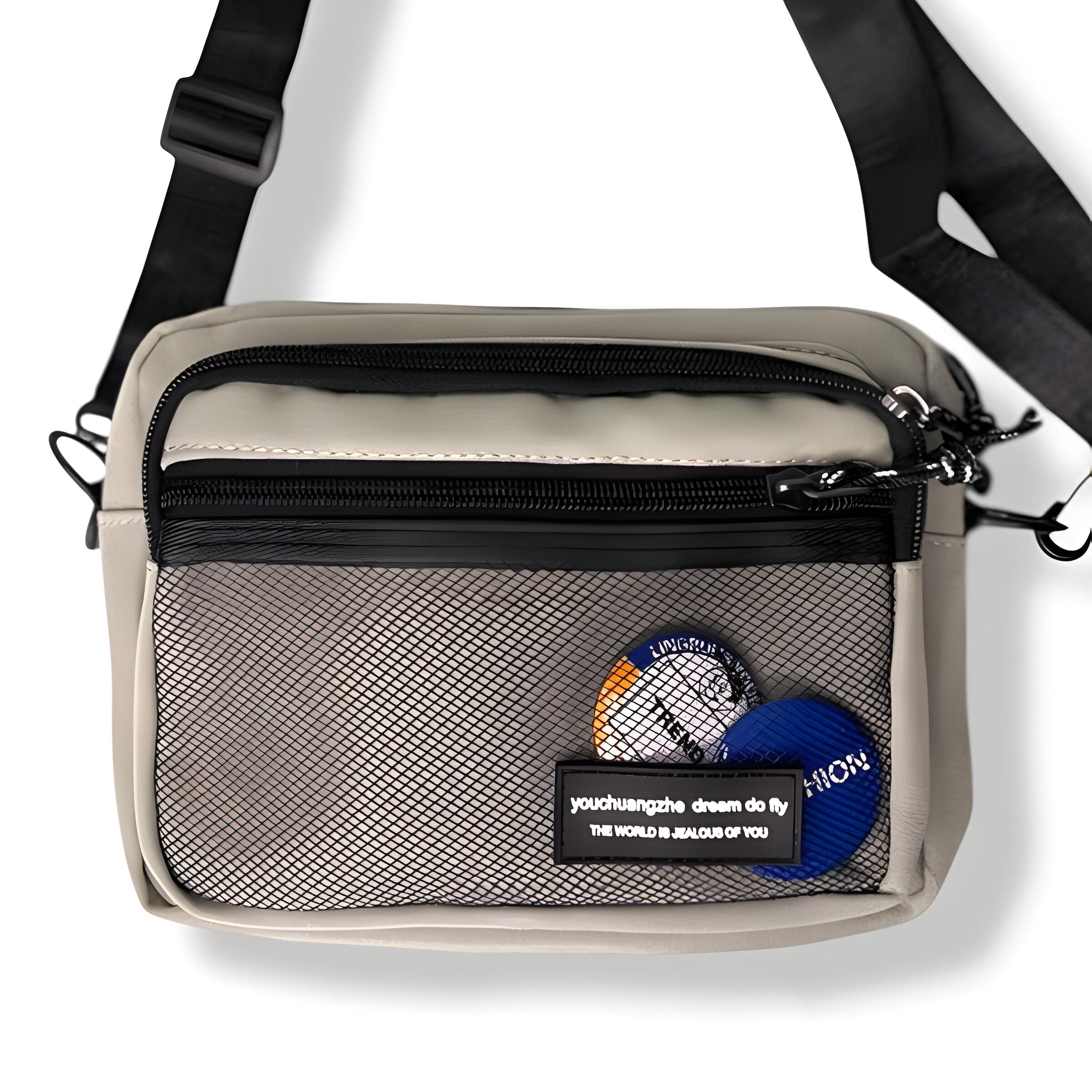 Сумка детская кросс-боди со значками 17х22х7 см Серый (25-577) - фото 1 Сумка детская кросс-боди со значками 17х22х7 см Серый (25-577) - фото 1