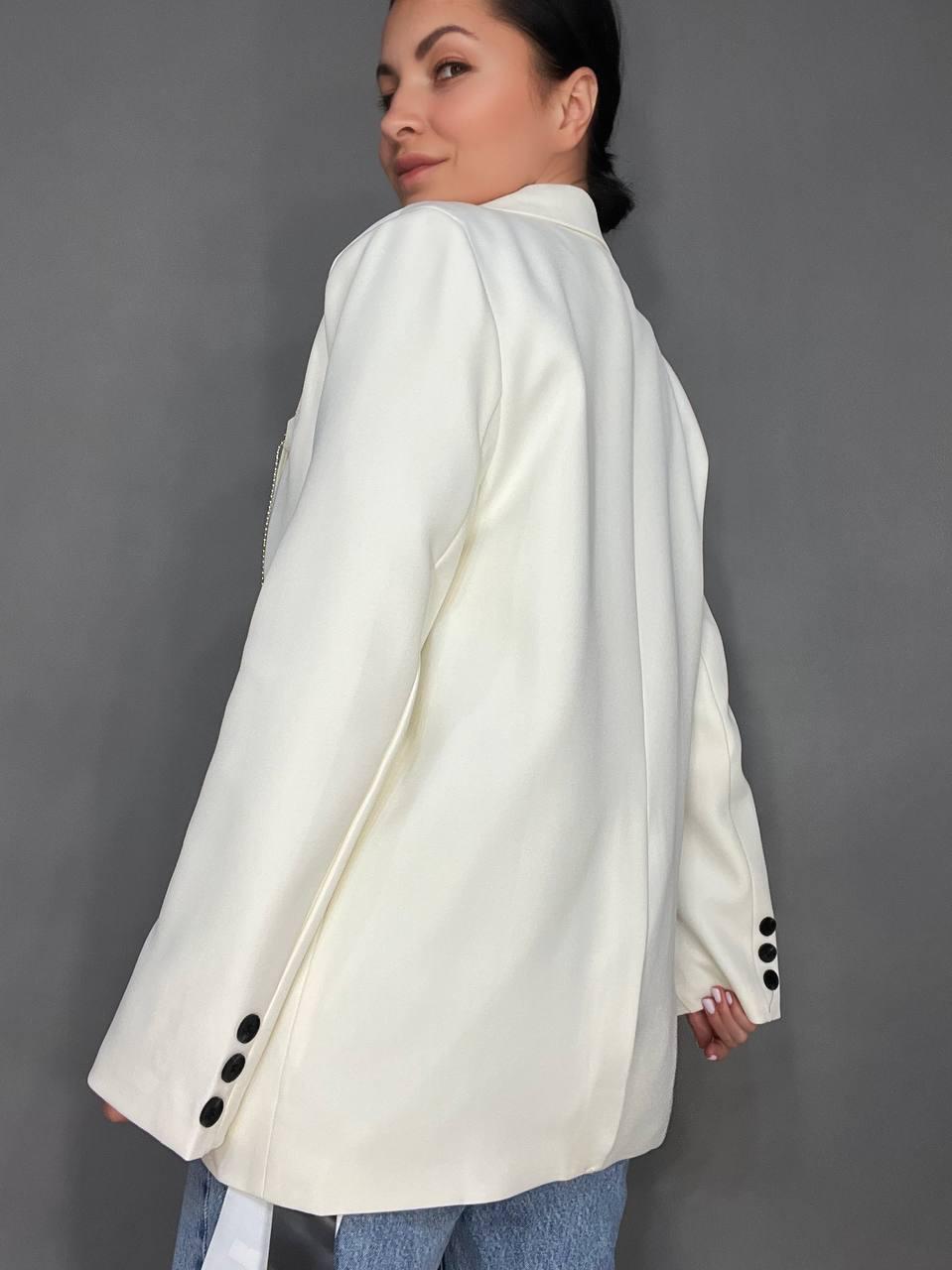 Пиджак женский Qidian 91110 широкий крой на пуговицах с аксессуаром цепочкой OS Белый (3805) - фото 3 Пиджак женский Qidian 91110 широкий крой на пуговицах с аксессуаром цепочкой OS Белый (3805) - фото 3
