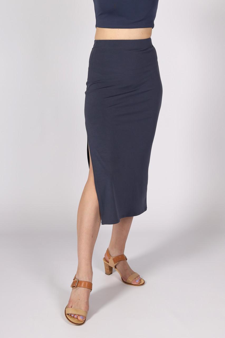 Спідниця міді жіноча нижче коліна трикотажна з розрізом збоку однотонна р. 46 Графітовий (2495211015) - фото 2