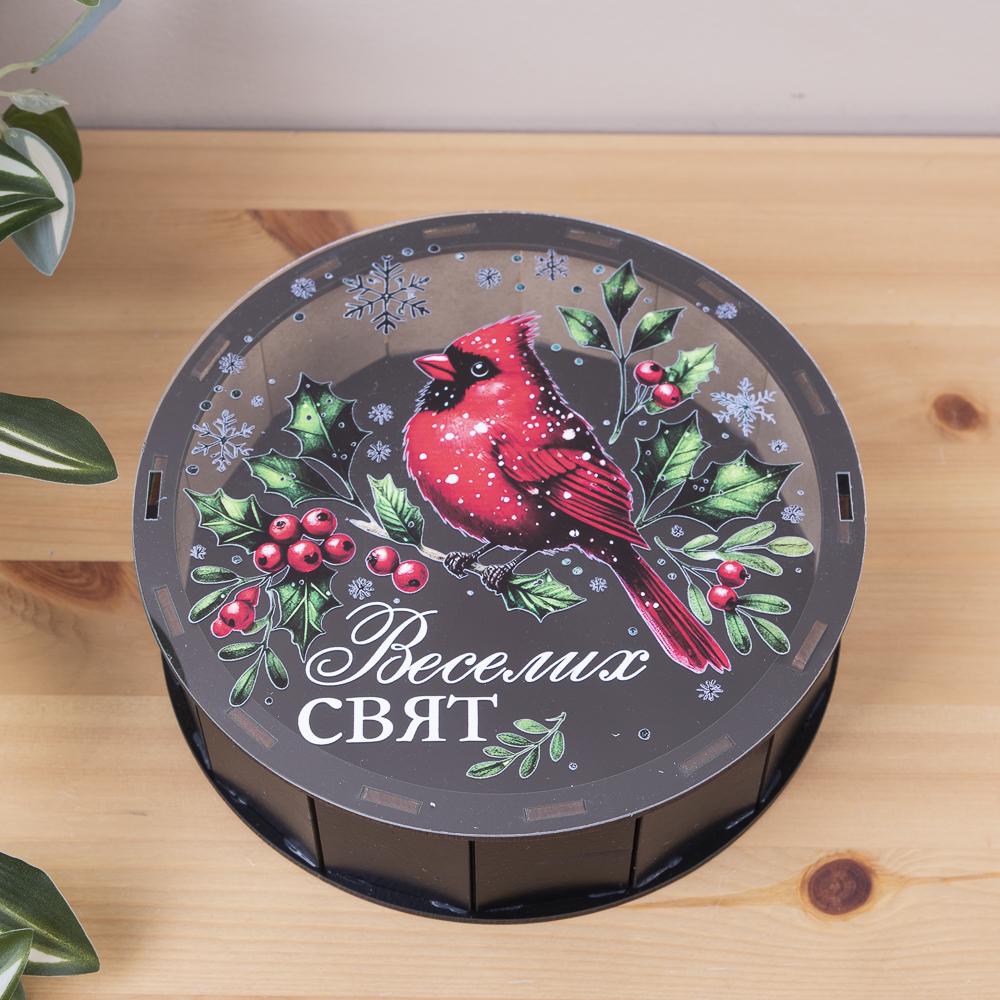 Коробка круглая веселых праздников с красной птичкой 19,5 см (1509-3) - фото 1 Коробка круглая веселых праздников с красной птичкой 19,5 см (1509-3) - фото 1