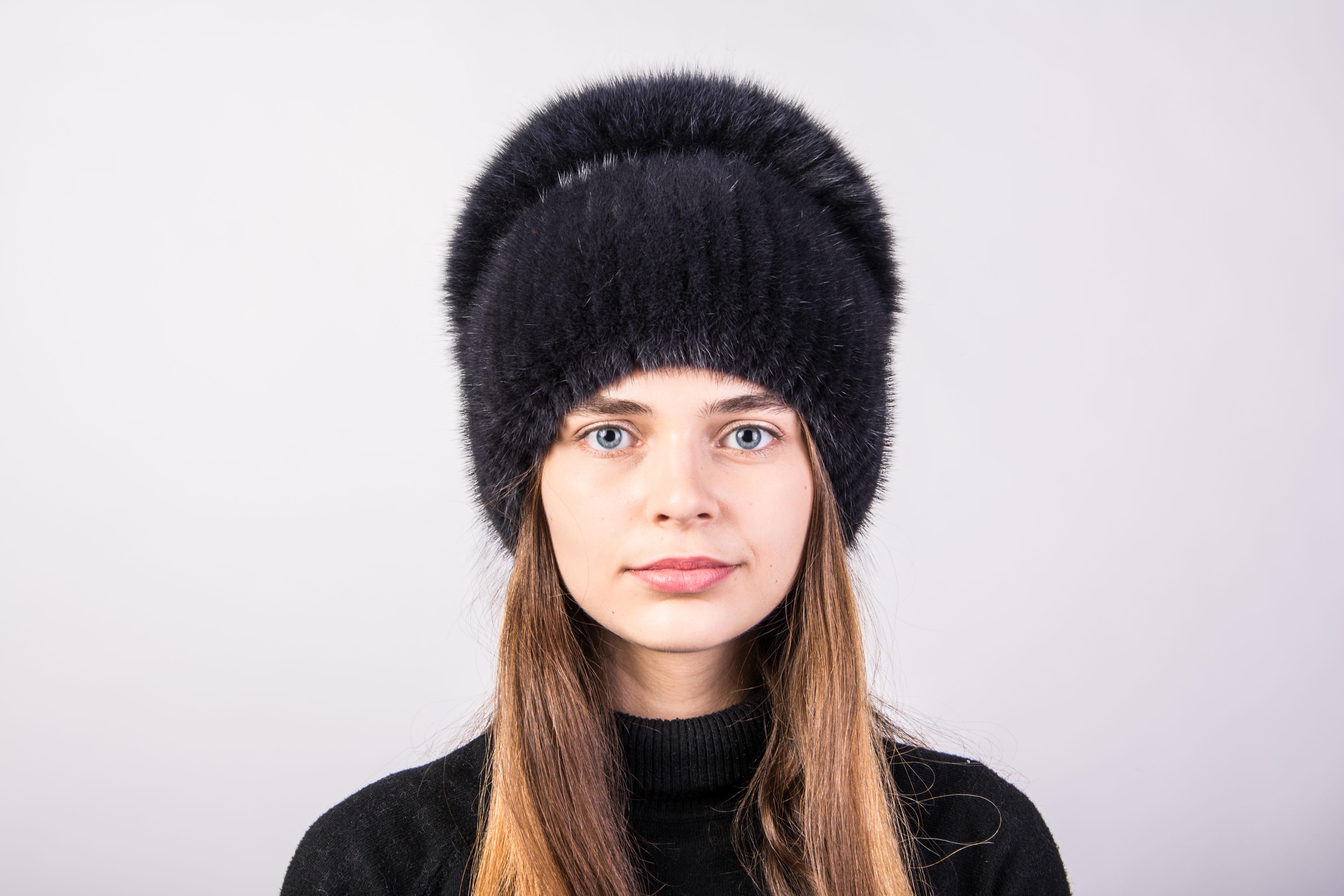 Жіноча в'язана норкова шапка Меховой стиль Колібрі-розріз з помпоном натуральне хутро XL-XXL Темний ірис (120/1/M)