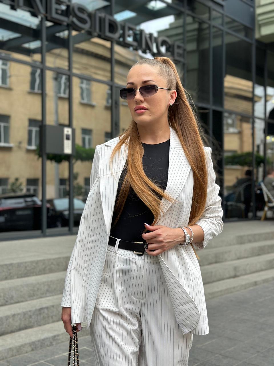 Женский костюм в полосочку пиджак и брюки L Белый - фото 3 Женский костюм в полосочку пиджак и брюки L Белый - фото 3