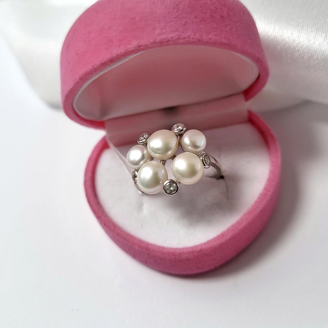 Каблучка з білими перлинами срібло 925 проби родоване 4,19 г р. 18 (917к) - фото 3 Каблучка з білими перлинами срібло 925 проби родоване 4,19 г р. 18 (917к) - фото 3