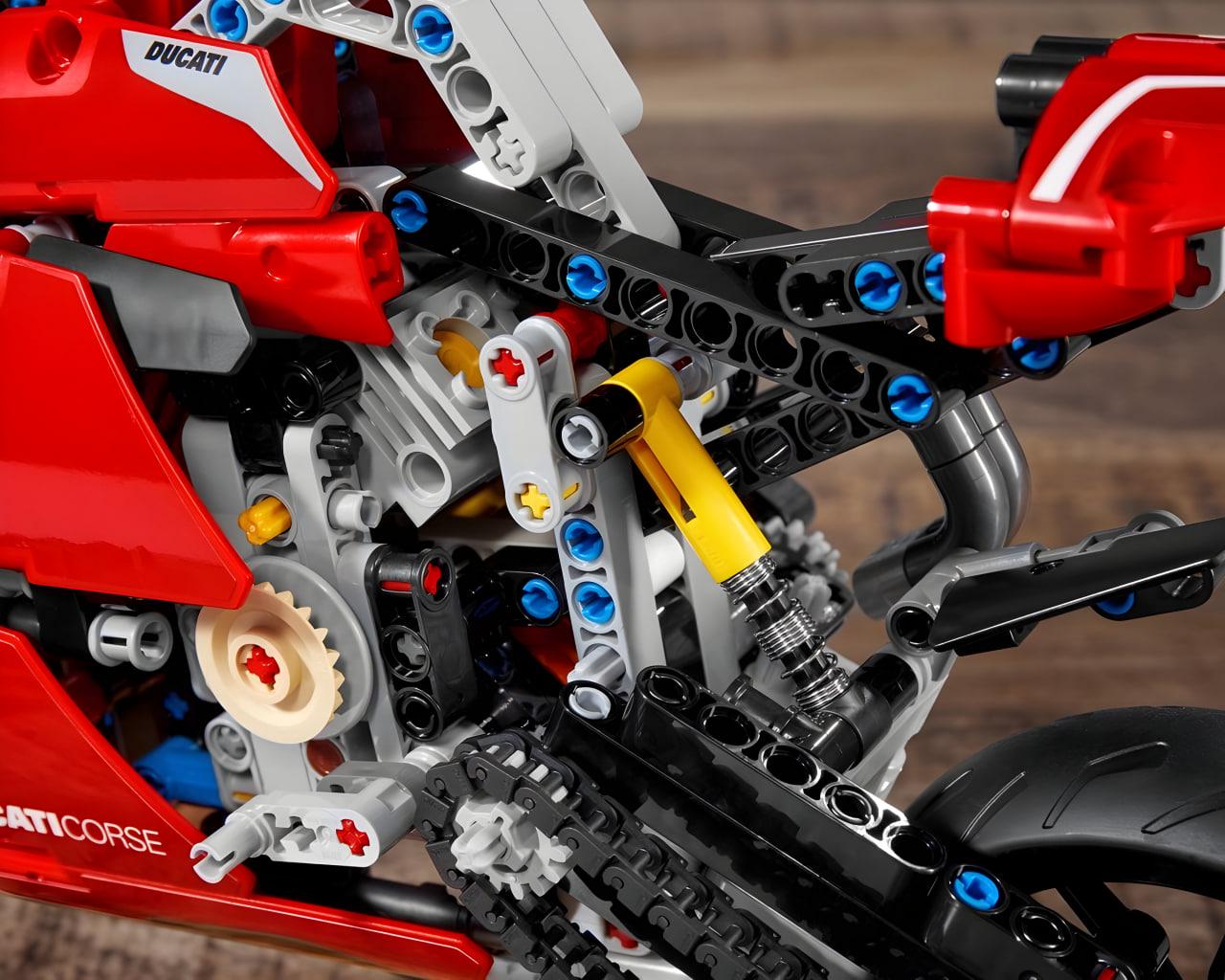 Конструктор Technic Ducati Panigale V4 R 646 деталей (10272) - фото 13 Конструктор Technic Ducati Panigale V4 R 646 деталей (10272) - фото 13