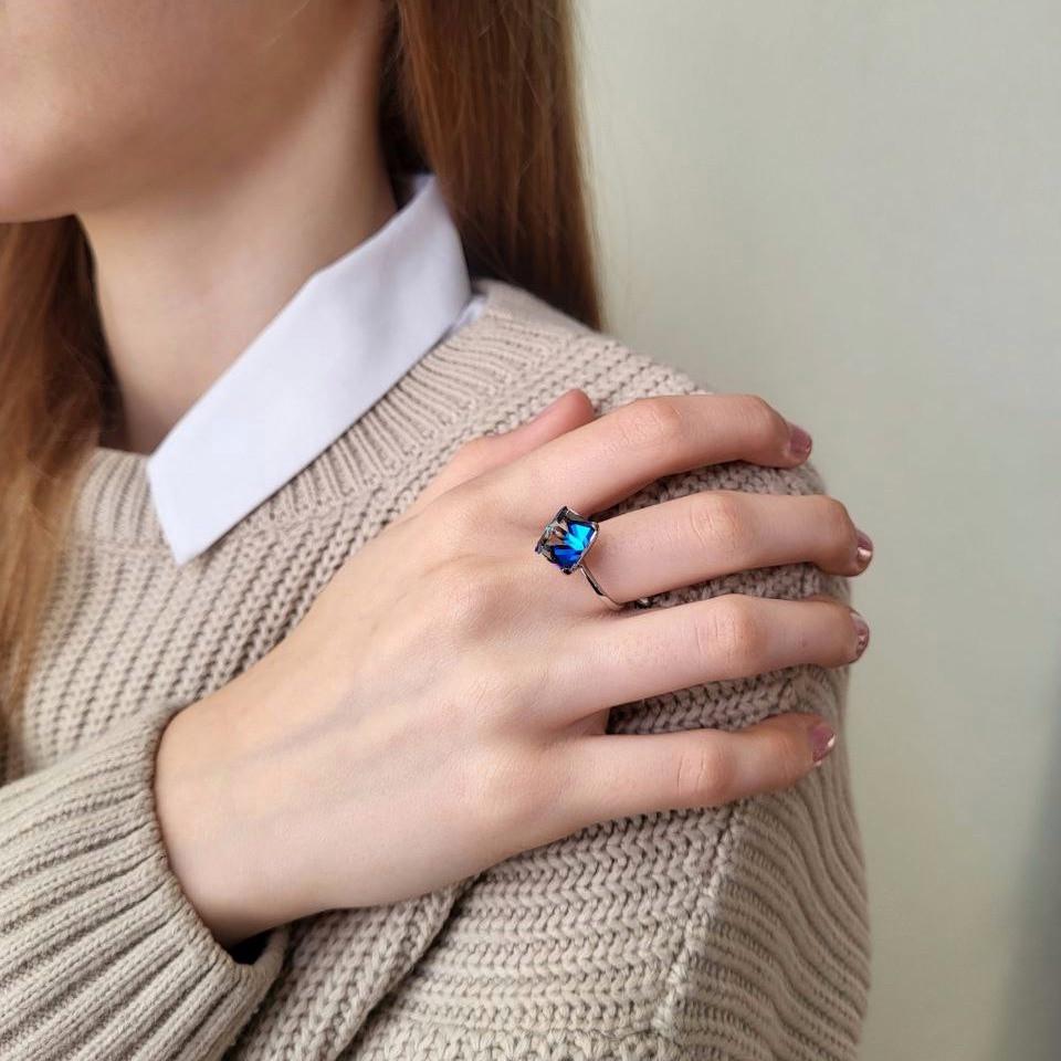 Каблучка Ілюзія Кубик вставка Сваровськи срібло 925 проби родоване 2,59 г р. 16,5 (10004р) - фото 4 Каблучка Ілюзія Кубик вставка Сваровськи срібло 925 проби родоване 2,59 г р. 16,5 (10004р) - фото 4