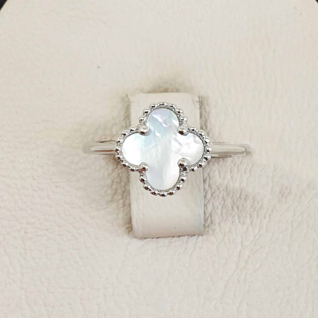 Кольцо серебряное Клевер с перламутром р. 18 2,57 г (1567460880)