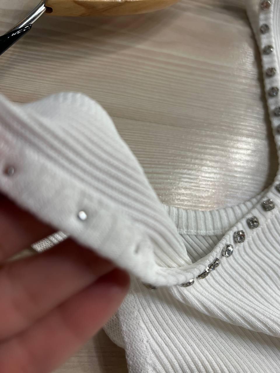 Майка женская A-N 3805 в рубчик с камнями на вырезе OS Белый (26404733) - фото 6 Майка женская A-N 3805 в рубчик с камнями на вырезе OS Белый (26404733) - фото 6