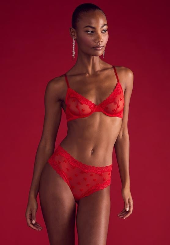 Трусики-чики женские Victoria's Secret сетчатые с кружевом и флокованными бантиками S Красный (2800639133) - фото 4 Трусики-чики женские Victoria's Secret сетчатые с кружевом и флокованными бантиками S Красный (2800639133) - фото 4