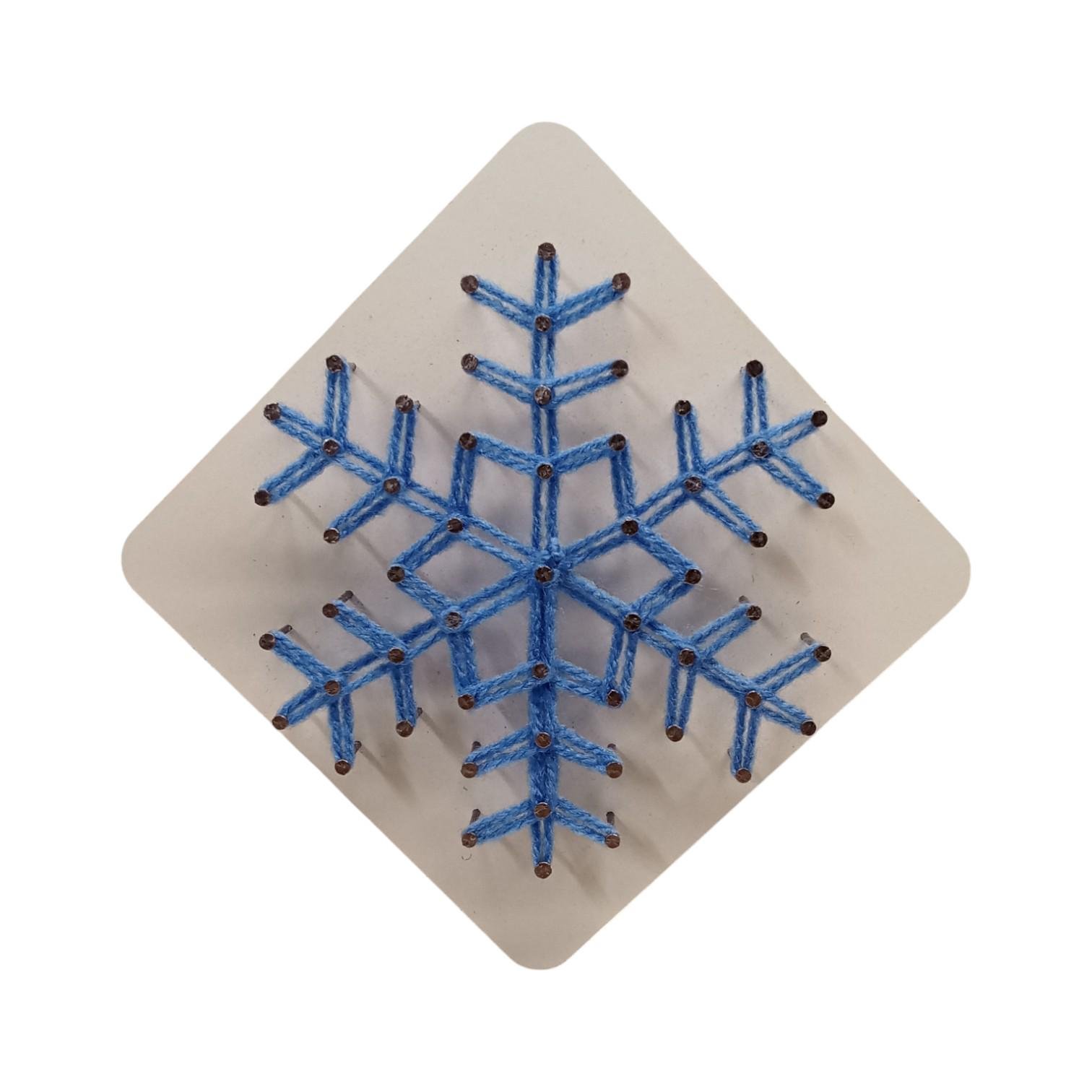 Творчий набір стрінг-арт "Сніжинка" 2 на білому фоні 100х100 мм (30686893)