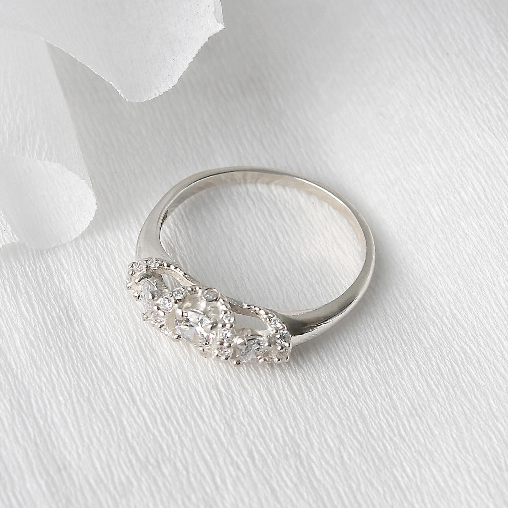 Каблучка срібна Diva Ажур з фіанітами вставками р. 16,5 (032к165)