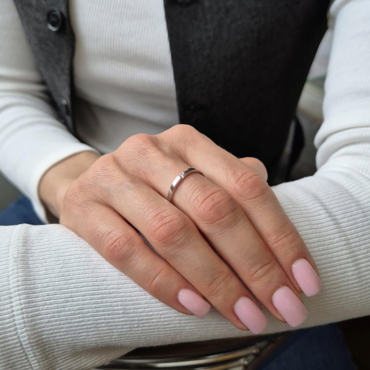 Каблучка із білим каменем срібло 925 проби родоване 0,85 г р. 17,5 (1593/2) - фото 4 Каблучка із білим каменем срібло 925 проби родоване 0,85 г р. 17,5 (1593/2) - фото 4