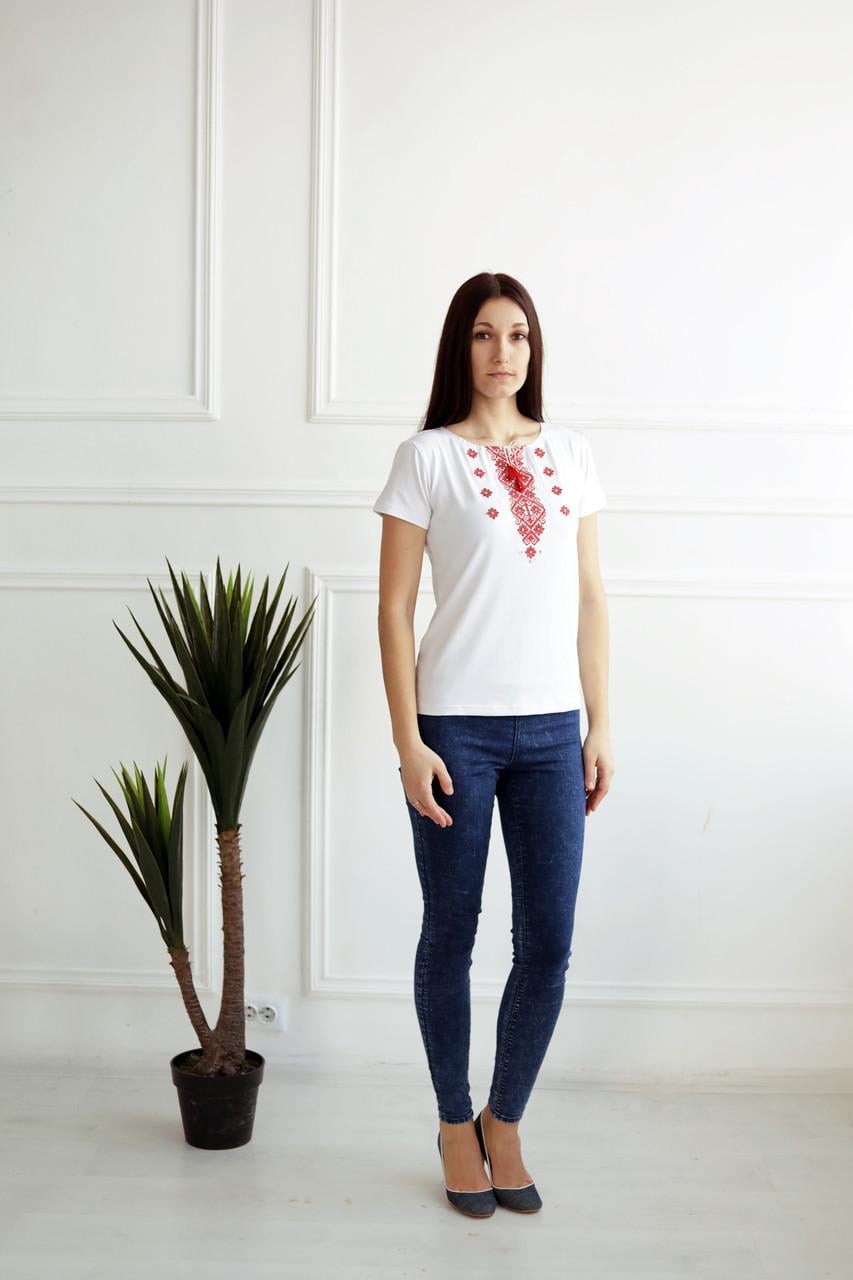 Футболка с элементами вышивки
