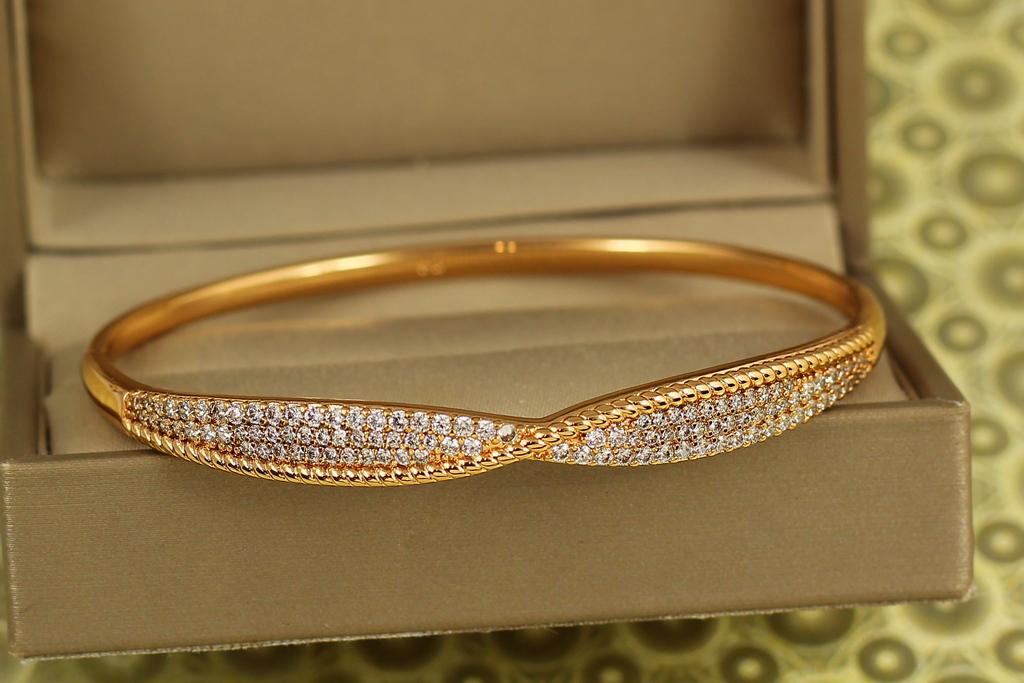Браслет бенгл Xuping Jewelry Игристая волна 60 мм 17-19 см Золотистый (30811009)