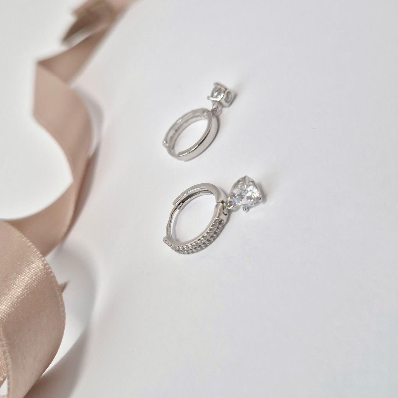 Сережки кільця 15 мм з підвіскою білий камінчик родоване срібло 925 проби 2,60 г (5075р) - фото 2 Сережки кільця 15 мм з підвіскою білий камінчик родоване срібло 925 проби 2,60 г (5075р) - фото 2