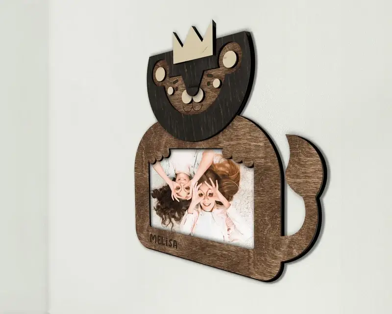 Фоторамка персоналізована з левом на 1 фото з гравіюванням імені дитини Темно-коричневий (lion_4x6-5) - фото 2 Фоторамка персоналізована з левом на 1 фото з гравіюванням імені дитини Темно-коричневий (lion_4x6-5) - фото 2