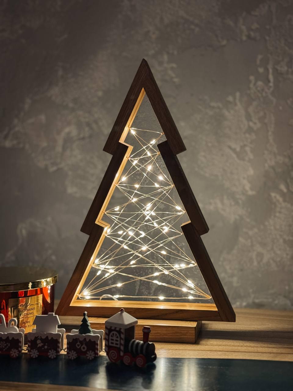 Дерев’яна ялинка з підсвіткою 24x34 см (32е3453) Дерев’яна ялинка з підсвіткою 24x34 см (32е3453)