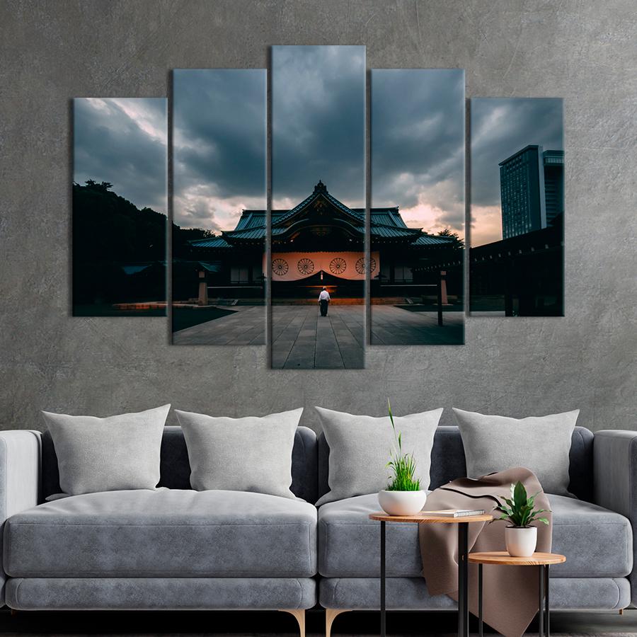 Картина город Мужчина на фоне храма Ясукуни в Токио 137x85 см (A695-5)