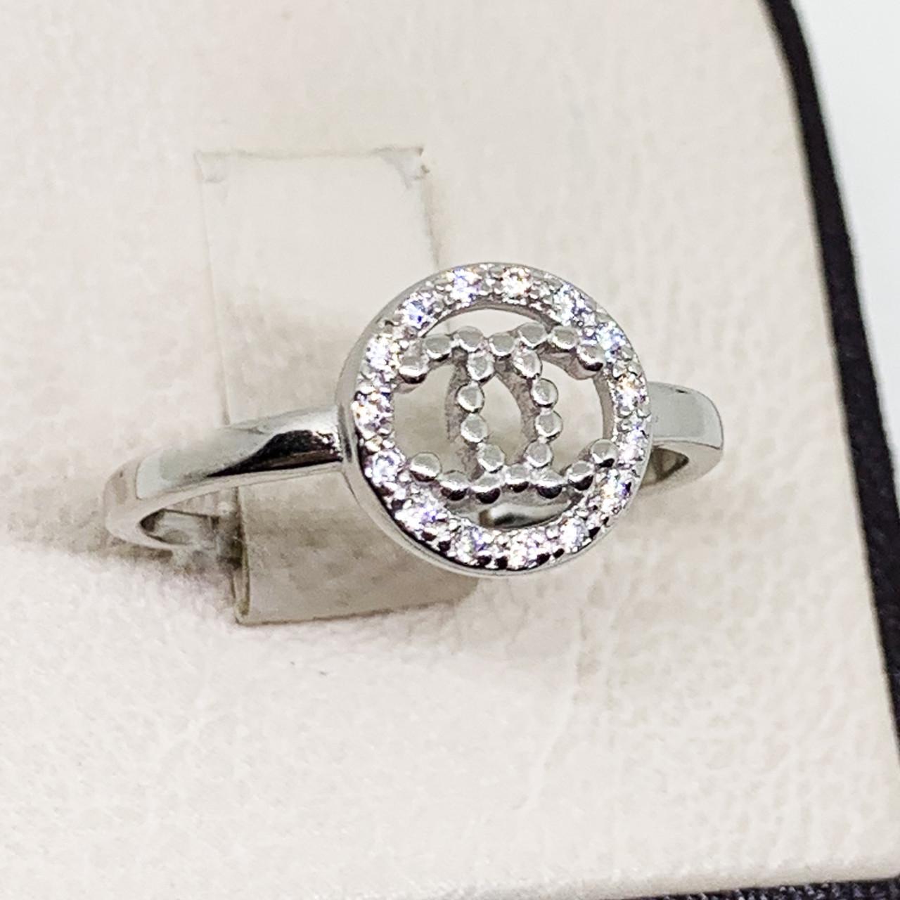 Кольцо серебряное Шанель с кубическим цирконием 2,34 г р. 18 (1655814422) Кольцо серебряное Шанель с кубическим цирконием 2,34 г р. 18 (1655814422)