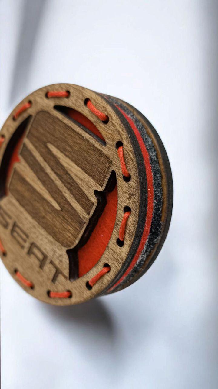 Ароматизатор в дифлектор в подарочной коробке для авто Seat из дерева и войлока с аромапарфюм 5 мл (103) - фото 4 Ароматизатор в дифлектор в подарочной коробке для авто Seat из дерева и войлока с аромапарфюм 5 мл (103) - фото 4