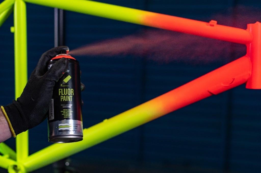 Фарба флуоресцентна Montana Colors Fluor Paint 400 мл Червоний аерозоль - фото 2