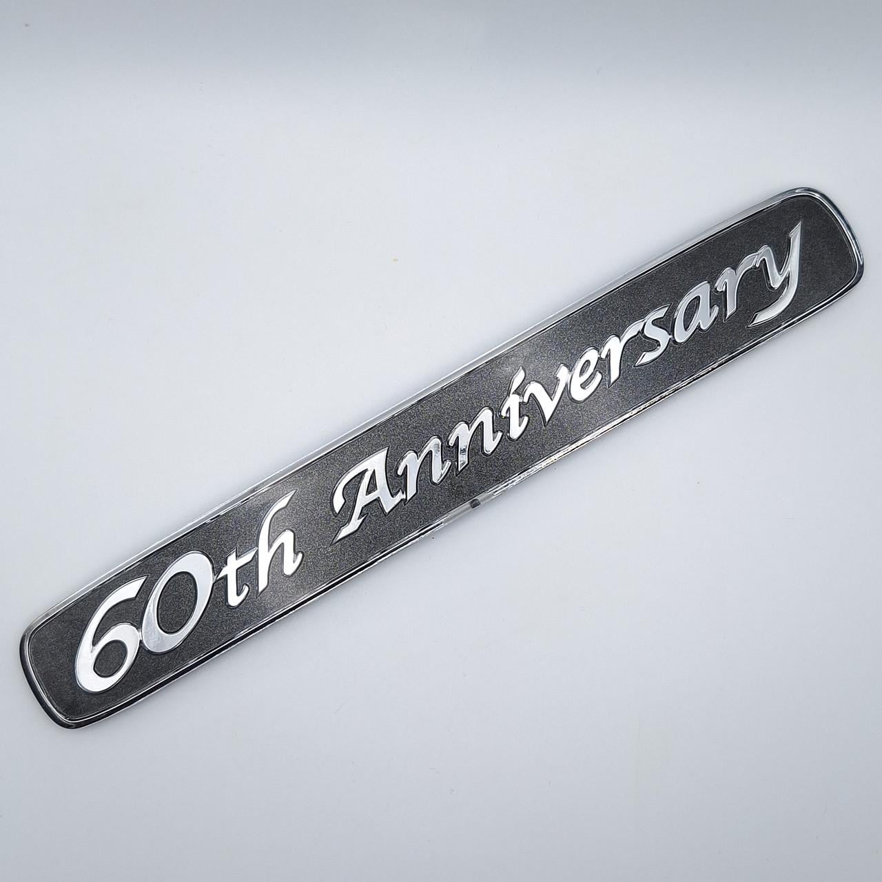 Эмблема надпись 60th Anniversary Toyota 22х3 см Хром/Серый (2472990014)
