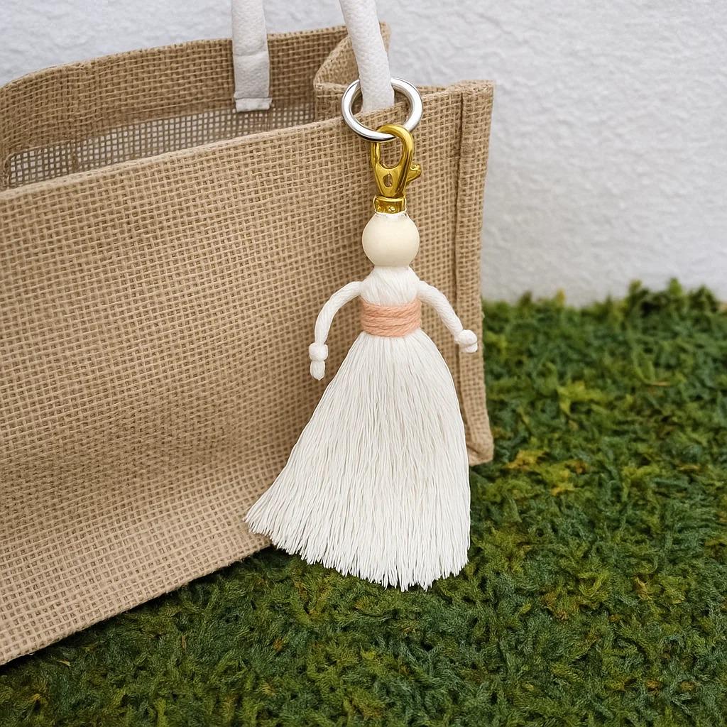 Набор макраме для рукоделия и творчества для ручной вязки и плетения брелока Куколка для ключей и аксессуаров Белый с персиковым