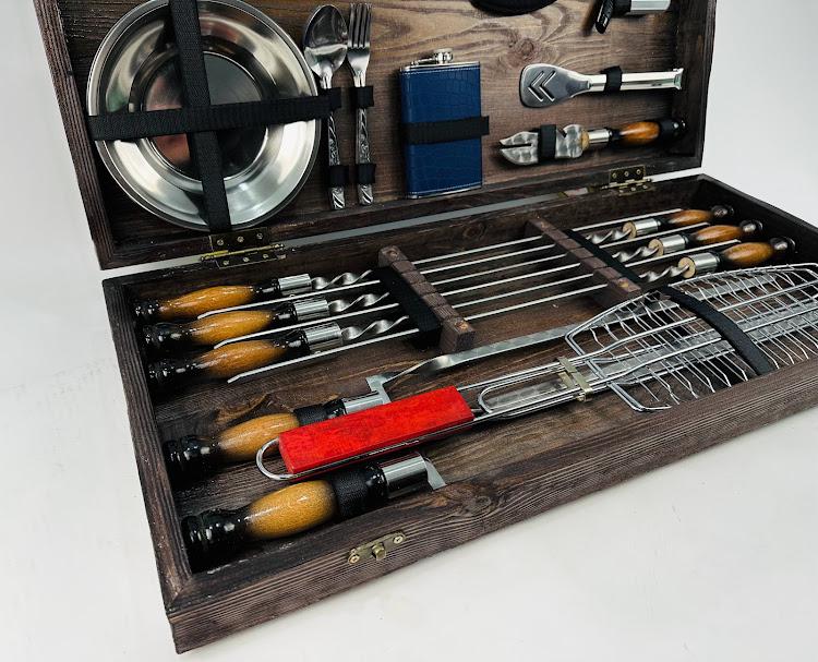 Набор шампуров с аксессуарами для пикника Шашлычник в деревянном кейсе ручной работы 39 предметов Коричневый (138-10-KS-7503) - фото 4 Набор шампуров с аксессуарами для пикника Шашлычник в деревянном кейсе ручной работы 39 предметов Коричневый (138-10-KS-7503) - фото 4
