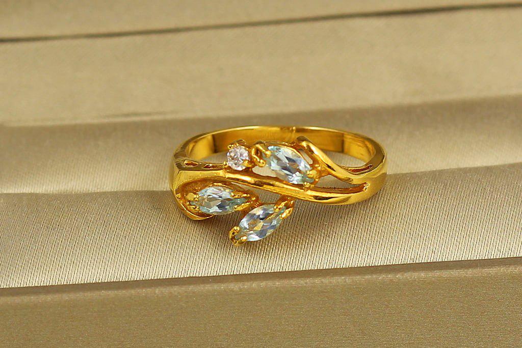 Кольцо Три черта голубой топаз р. 19 Золотистый (28957069)